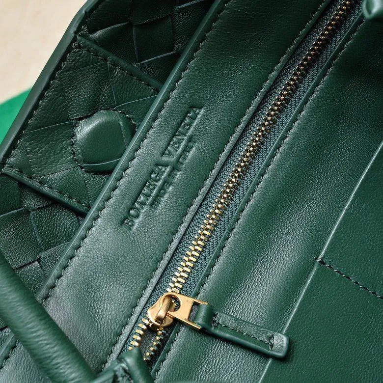 The 2023 new Andiamo batch of 2260 BV has been shipped‼ ️Really popular🔥The new Andiamo woven handbag launched by Bottega Veneta this season is really popular all over the world! ! Celebrities at home and abroad have worn it, and Oscar-winning actress Michelle Yeoh has taken it out on the street. Song Jia, Trai Yara, Yu Feihong, Sanji Ayaka, Rosie Hunting-Whiteley, Yoshioka Riho, etc. have all picked up this bag. It is classic and versatile, showing off its temperament, and the bag capacity is also large, which is very convenient for daily commuting! ! A variety of carrying methods, the shoulder straps can be adjusted by yourself, the original lambskin feels soft and delicate, and the unisex style breaks gender boundaries and brings a more practical and longer-lasting use experience. Andiamo, which has both elegant and casual styles, perfectly interprets the true appearance of "fashionable old money style". Style number: 8463 Size: 32*24*12